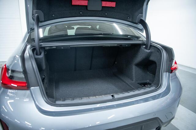 BMW 3-SERIE Sedan 318i | M-Sport | Travel Pack | Entertainment Pack | Schuif-/kanteldak