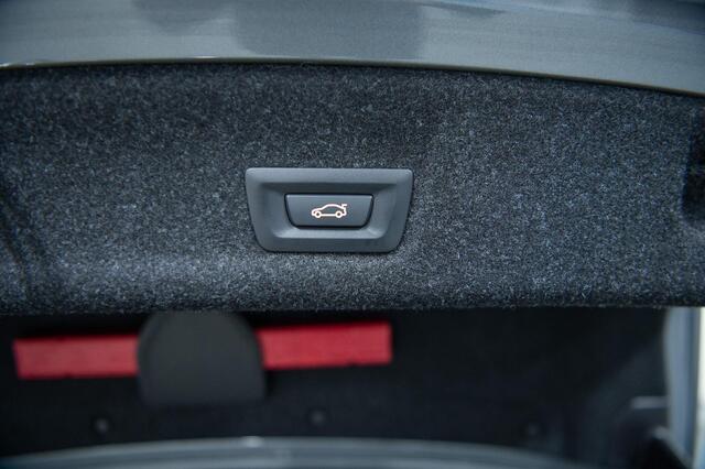 BMW 3-SERIE Sedan 318i | M-Sport | Travel Pack | Entertainment Pack | Schuif-/kanteldak