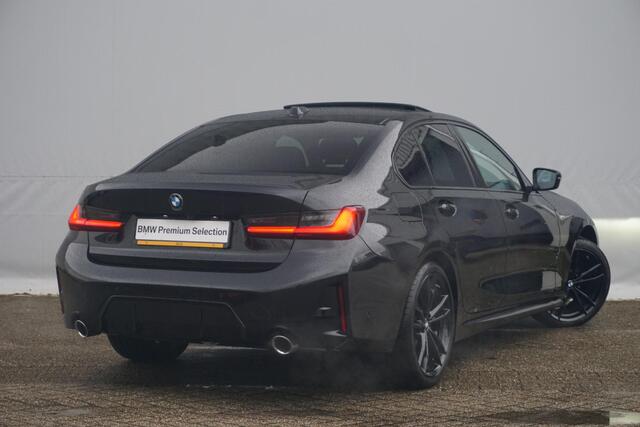 BMW 3-SERIE Sedan 318i M Sport / Panorama Dak / Stoel- en Stuurverwarming