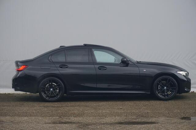 BMW 3-SERIE Sedan 318i M Sport / Panorama Dak / Stoel- en Stuurverwarming