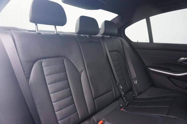 BMW 3-SERIE Sedan 318i M Sport / Panorama Dak / Stoel- en Stuurverwarming