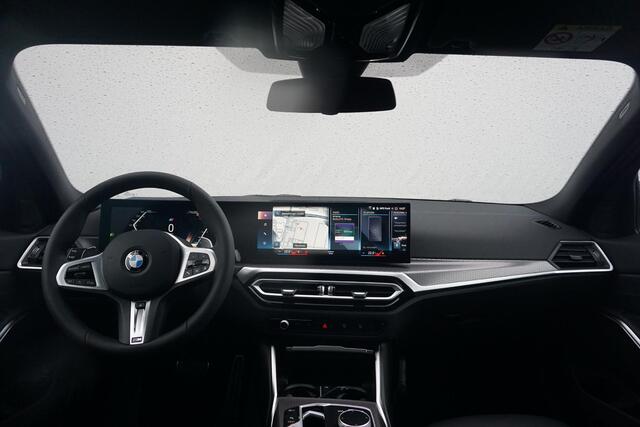 BMW 3-SERIE Sedan 318i M Sport / Panorama Dak / Stoel- en Stuurverwarming