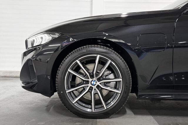 BMW 3-SERIE Touring 330e | Curved Display | Parking Assistant | Stoel Verwarming