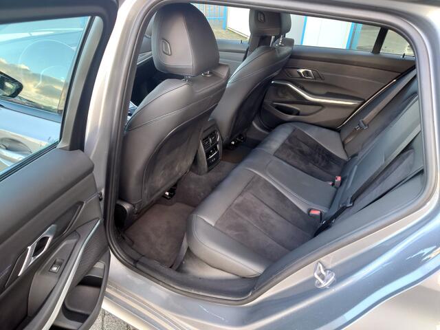 BMW 3-SERIE Touring 320i High Executive / M-Sport / LED / DAB / HIFI / Camera / Bomvol