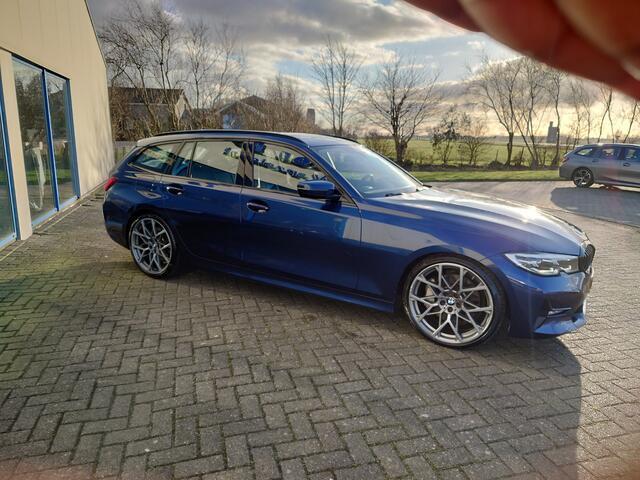 BMW 3-SERIE Touring 330i High Executive / 20" 795M / Panodak / LED / DAB / HIFI / Bomvol