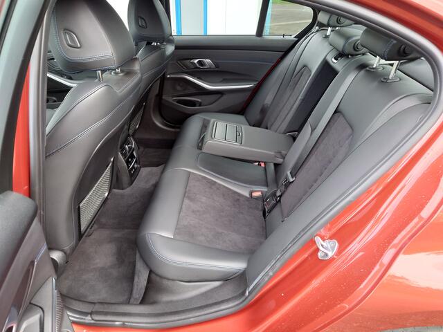 BMW 3-SERIE 330i High Executive M-Sport / Live Cockpit Pro / DAP / HIFI / LED / Trekhaak / Bomvol