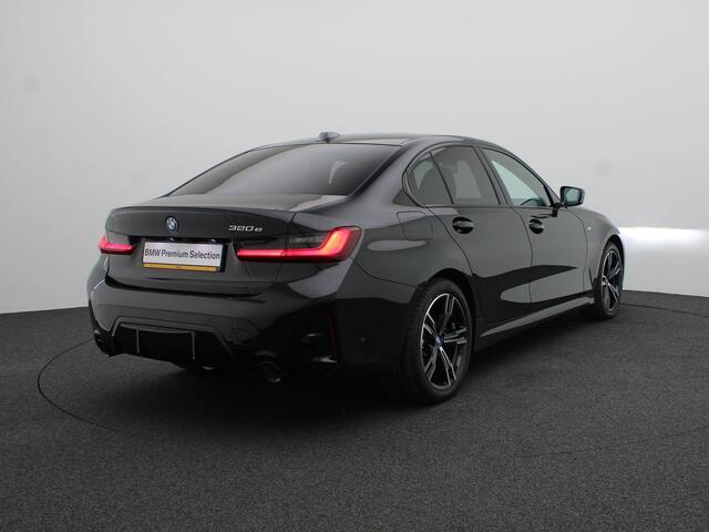BMW 3-SERIE Sedan 320e M Sportpakket | Travel Pack | Innovation Pack | Entertainment Pack | Stuurwielrand verwarmd | Trekhaak | Schuifdak | 18''