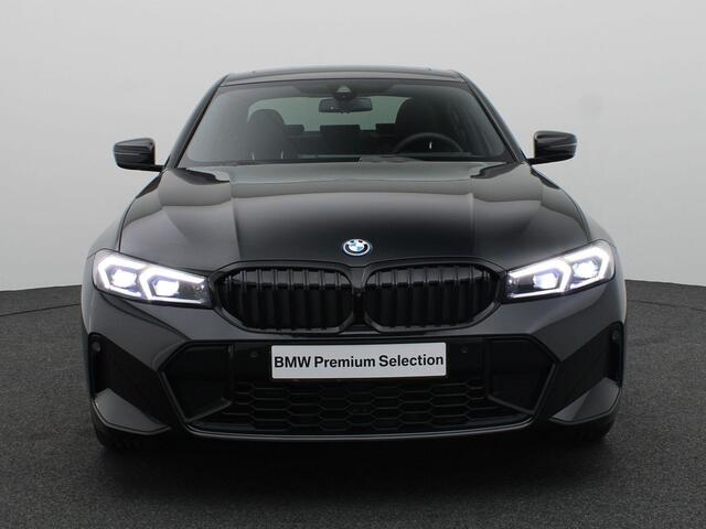 BMW 3-SERIE Sedan 320e M Sportpakket | Travel Pack | Innovation Pack | Entertainment Pack | Stuurwielrand verwarmd | Trekhaak | Schuifdak | 18''