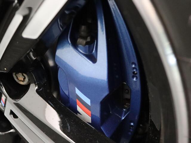 BMW 3-SERIE Sedan 320e M Sportpakket | Travel Pack | Innovation Pack | Entertainment Pack | Stuurwielrand verwarmd | Trekhaak | Schuifdak | 18''