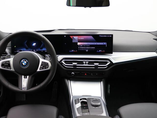 BMW 3-SERIE Sedan 320e M Sportpakket | Travel Pack | Innovation Pack | Entertainment Pack | Stuurwielrand verwarmd | Trekhaak | Schuifdak | 18''