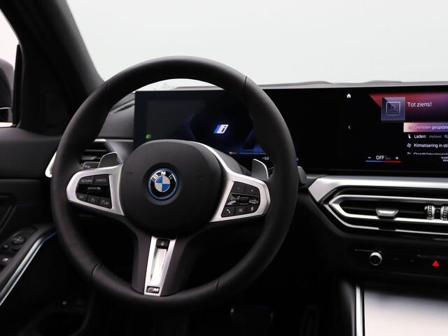 BMW 3-SERIE Sedan 320e M Sportpakket | Travel Pack | Innovation Pack | Entertainment Pack | Stuurwielrand verwarmd | Trekhaak | Schuifdak | 18''