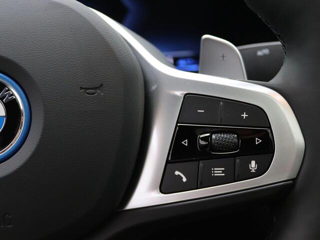 BMW 3-SERIE Sedan 320e M Sportpakket | Travel Pack | Innovation Pack | Entertainment Pack | Stuurwielrand verwarmd | Trekhaak | Schuifdak | 18''