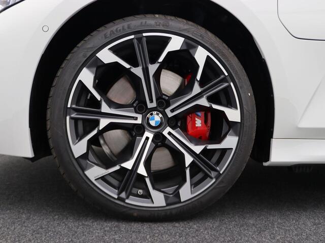 BMW 3-SERIE Sedan 330e M Sportpakket Pro | Stuurwielrand Verwarmd | Trekhaak | Geluidswerende Ramen | Schuifdak | Verwarmde Voorstoelen | Parking Assistant | Harman Kardon | 19''