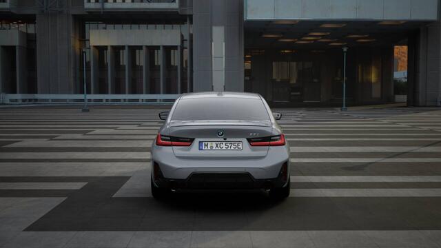 BMW 3-SERIE 330e High Executive M Sport Automaat / Schuif-kanteldak / Sportstoelen / Adaptieve LED / Comfort Access / Parking Assistant Plus / Stuurverwarming