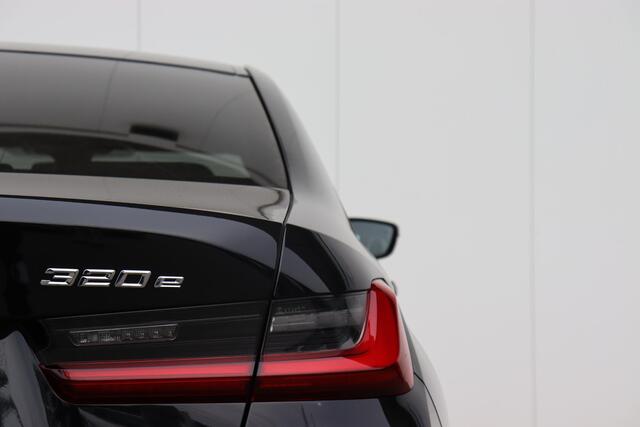 BMW 3-SERIE 320e M Sportpakket/ Elektrische Trekhaak/ schuif-/kanteldak/ Sportstoelen/ Verwarmd Stuurwiel/