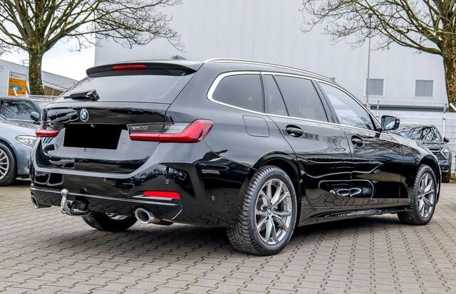 BMW 3-SERIE Touring 320d 190 PK ACC Trekhaak Sportstoelen LED Camera