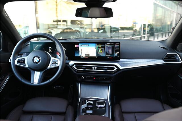 BMW 3-SERIE Touring 320i M Sport Automaat / Panoramadak / Sportstoelen / Adaptieve LED / Parking Assistant / M Sportonderstel / Live Cockpit Professional