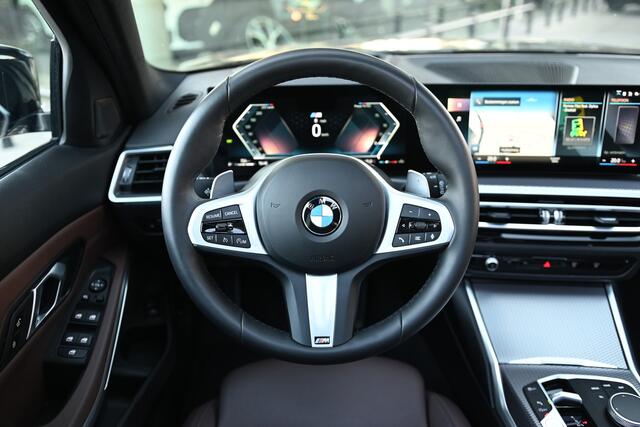 BMW 3-SERIE Touring 320i M Sport Automaat / Panoramadak / Sportstoelen / Adaptieve LED / Parking Assistant / M Sportonderstel / Live Cockpit Professional