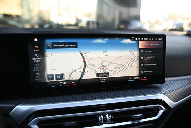 BMW 3-SERIE Touring 320i M Sport Automaat / Panoramadak / Sportstoelen / Adaptieve LED / Parking Assistant / M Sportonderstel / Live Cockpit Professional