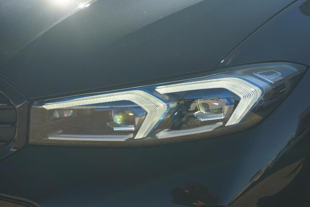 BMW 3-SERIE Sedan 320e M Sportpakket 19'' / Schuif-/kanteldak / Stuurwielrand verwarming / Carbon M Performance pakket