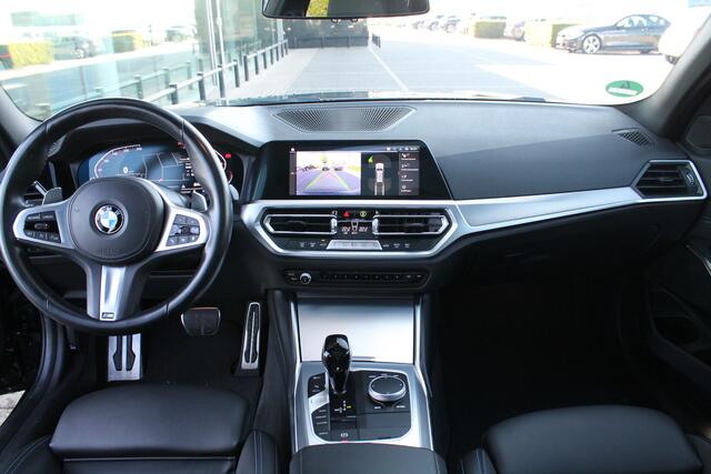 BMW 3-SERIE Touring 320i Executive M Sport Automaat / Panoramadak / Achteruitrijcamera / LED / Parking Assistant / M Sportonderstel / Live Cockpit Professional