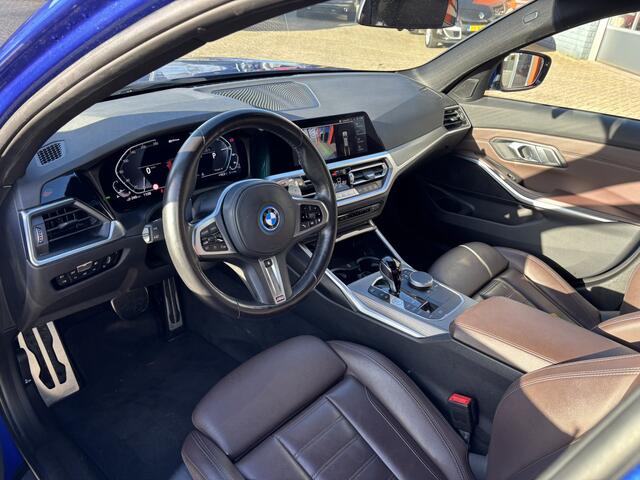 BMW 3-SERIE Touring /320e Business Edition Plus M Sport Pakket / Portimao Blau / Stoel & Stuurverwarming / Wegklapbare Trekhaak /