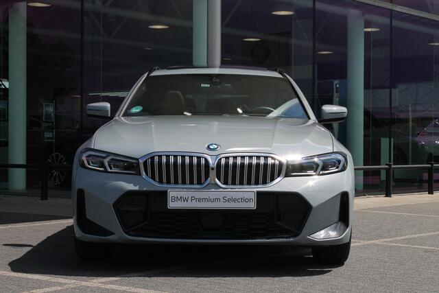 BMW 3-SERIE Touring 330e High Executive M Sport Automaat / Panoramadak / Trekhaak / Sportstoelen / Active Cruise Control / Adaptieve LED / Parking Assistant Plus / M Adaptief onderstel