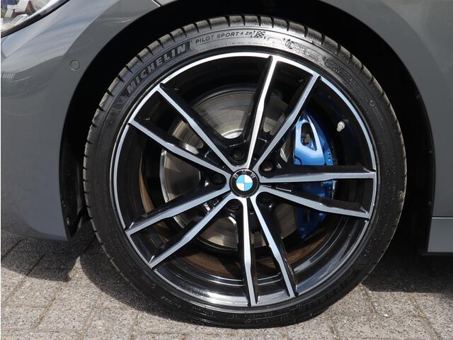 BMW 3-SERIE Touring 320i High Executive Edition | Head Up | Adaptief Cruise | Panodak |