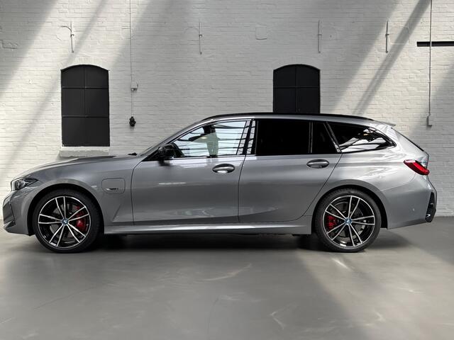 BMW 3-SERIE Touring 330e xDrive CAMERA / NL AUTO / M STOELEN / TREKHAAK / M PAKKET