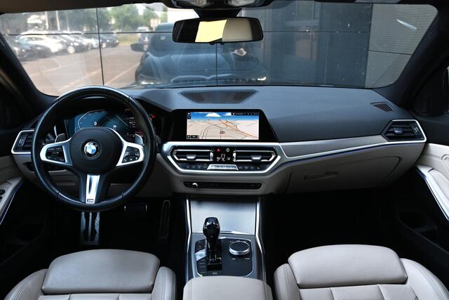 BMW 3-SERIE 330i High Executive M Sport Automaat / Panoramadak / Achteruitrijcamera / Sportstoelen / M Adaptief onderstel / Parking Assistant / Leder