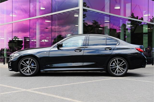 BMW 3-SERIE 330i High Executive M Sport Automaat / Panoramadak / Achteruitrijcamera / Sportstoelen / M Adaptief onderstel / Parking Assistant / Leder