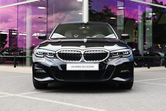 BMW 3-SERIE 330i High Executive M Sport Automaat / Panoramadak / Achteruitrijcamera / Sportstoelen / M Adaptief onderstel / Parking Assistant / Leder