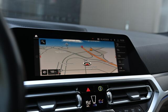 BMW 3-SERIE 330i High Executive M Sport Automaat / Panoramadak / Achteruitrijcamera / Sportstoelen / M Adaptief onderstel / Parking Assistant / Leder