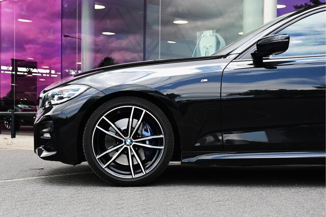 BMW 3-SERIE 330i High Executive M Sport Automaat / Panoramadak / Achteruitrijcamera / Sportstoelen / M Adaptief onderstel / Parking Assistant / Leder