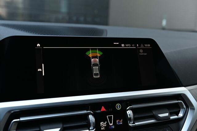 BMW 3-SERIE 330i High Executive M Sport Automaat / Panoramadak / Achteruitrijcamera / Sportstoelen / M Adaptief onderstel / Parking Assistant / Leder