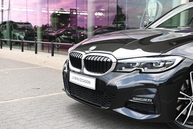 BMW 3-SERIE 330i High Executive M Sport Automaat / Panoramadak / Achteruitrijcamera / Sportstoelen / M Adaptief onderstel / Parking Assistant / Leder