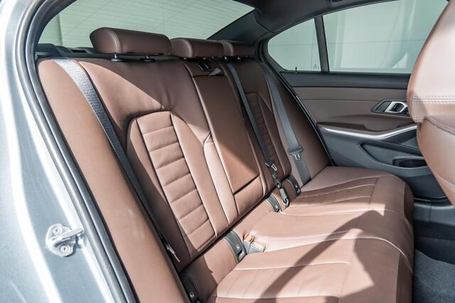 BMW 3-SERIE Sedan 320i M Sportpakket / HiFi systeem / Draadloos oplaadstation