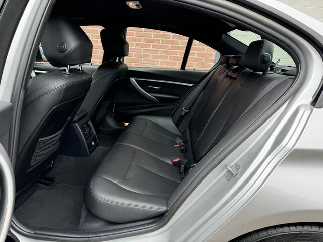 BMW 3-SERIE 318i/EXE/AUT/M-SPORT/LEER/CARPLAY/NAP/INRUIL MOG!!!