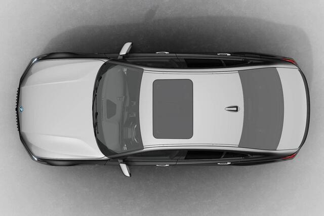 BMW 3-SERIE Sedan 330e | M Sport Pro | Comfort Pack | Harman-Kardon Sound System | Active Cruise Control