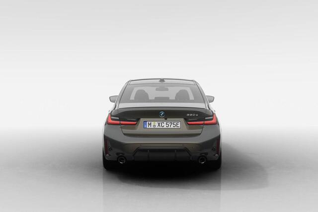 BMW 3-SERIE Sedan 330e | M Sport Pro | Comfort Pack | Active Cruise Control | Elektrisch bediend glazen schuif-/kanteldak | Lederen bekleding