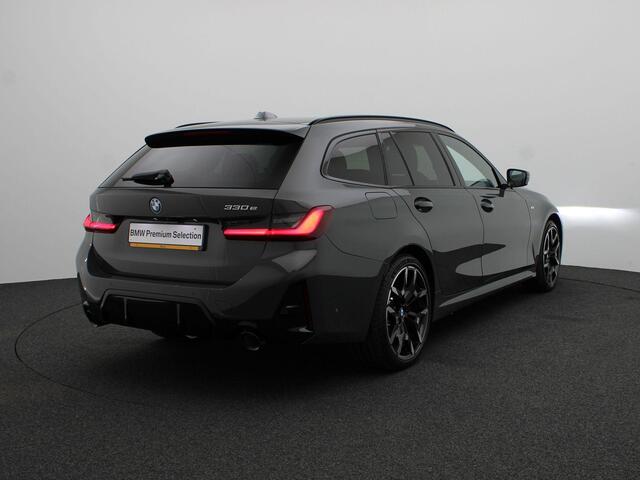 BMW 3-SERIE Touring 330e M Sportpakket Pro | Comfort Pack | Stuurwielrand Verwarmd | Trekhaak | Panoramadak | Driving Assistant | Active Cruise Control | Harman Kardon | 19''