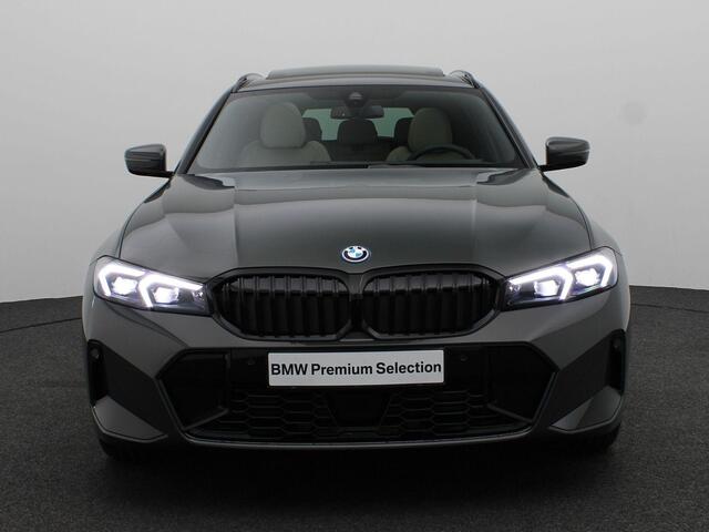 BMW 3-SERIE Touring 330e M Sportpakket Pro | Comfort Pack | Stuurwielrand Verwarmd | Trekhaak | Panoramadak | Driving Assistant | Active Cruise Control | Harman Kardon | 19''