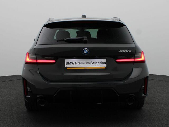 BMW 3-SERIE Touring 330e M Sportpakket Pro | Comfort Pack | Stuurwielrand Verwarmd | Trekhaak | Panoramadak | Driving Assistant | Active Cruise Control | Harman Kardon | 19''