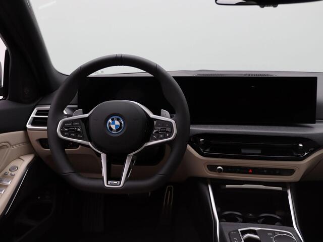 BMW 3-SERIE Touring 330e M Sportpakket Pro | Comfort Pack | Stuurwielrand Verwarmd | Trekhaak | Panoramadak | Driving Assistant | Active Cruise Control | Harman Kardon | 19''