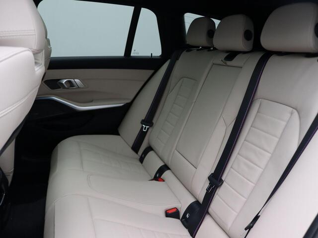 BMW 3-SERIE Touring 330e M Sportpakket Pro | Comfort Pack | Stuurwielrand Verwarmd | Trekhaak | Panoramadak | Driving Assistant | Active Cruise Control | Harman Kardon | 19''