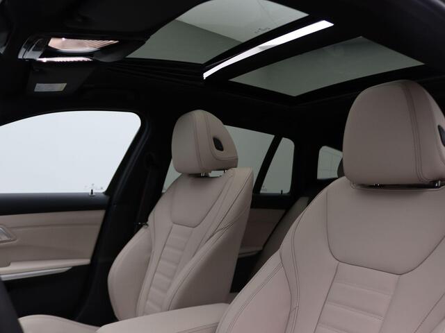 BMW 3-SERIE Touring 330e M Sportpakket Pro | Comfort Pack | Stuurwielrand Verwarmd | Trekhaak | Panoramadak | Driving Assistant | Active Cruise Control | Harman Kardon | 19''