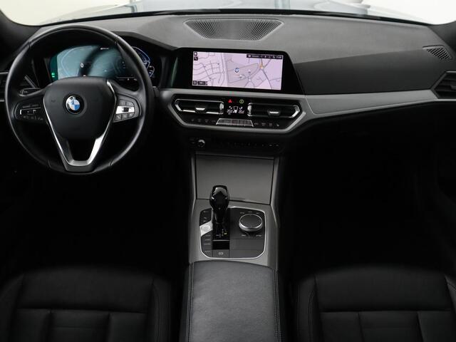 BMW 3-SERIE 330e eDrive Edition | Leder | Stoelverwarming | Carplay | Live Cockpit | Navigatie | Parkeerhulp | Cruise control