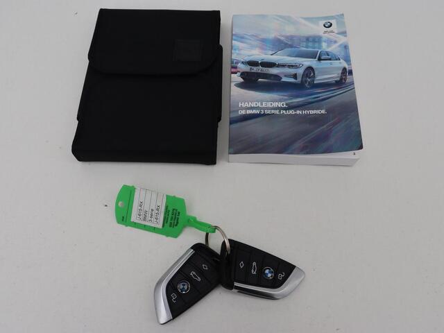 BMW 3-SERIE 330e eDrive Edition | Leder | Stoelverwarming | Carplay | Live Cockpit | Navigatie | Parkeerhulp | Cruise control