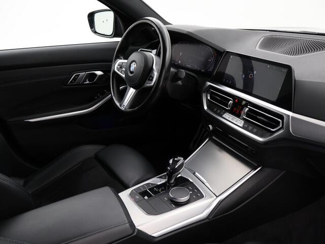 BMW 3-SERIE Touring 318i AUT. M-SPORT DRAVITGRAU + SPORTSTOELEN | CAMERA | MEMORY | HIFI | SFEERVERLICHTING | CARPLAY