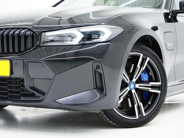 BMW 3-SERIE Touring 330e M-Sport Pro LCI | M-Sportstoelen | Panoramadak | Harman/Kardon | Head Up | Camera | Keyless